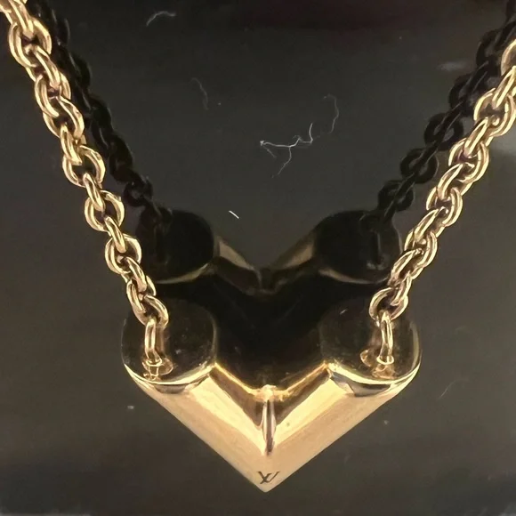 LOUIS VUITTON Essential V Necklace W Box & Dustbag